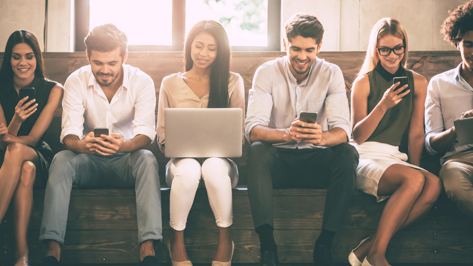 étudiants ordinateur smartphones